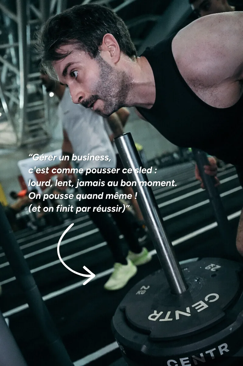 Alexandre Lacheta poussant un sled en compétition Hyrox, avec la légende : « Gérer un business, c’est comme pousser ce sled : lourd, lent, jamais au bon moment. On pousse quand même ! »